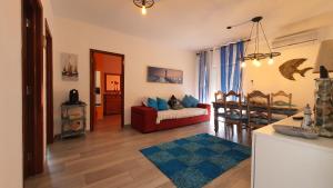 蒙蒂戈杜Monte Gordo T2 Frente Mar的客厅配有红色的沙发和桌子