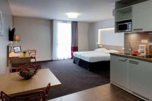 斯德哥尔摩Apartement 24, Hotell的酒店客房带一张床和一个厨房