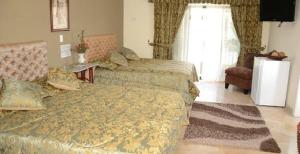 瓜亚基尔瓜亚斯河畔酒店的酒店客房设有两张床和窗户。