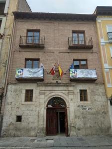 布尔戈斯Hostel Catedral Burgos的前面有旗帜的建筑
