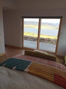 SkeabostTreaslane Stable Rooms的卧室设有海景大窗户
