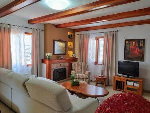 拉奥罗塔瓦Preciosa casa con Jardín ideal familias La Orotava的客厅配有沙发和桌子