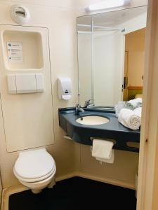 马尔桑奈拉科特第戎南部设计酒店的浴室设有卫生间和带镜子的盥洗盆