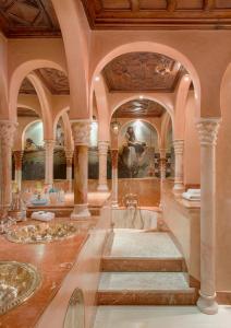 马拉喀什马拉喀什苏丹娜世界小型豪华酒店的浴室配有2个盥洗盆和1个浴缸。