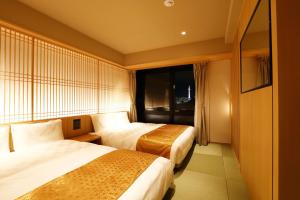 Watermark Hotel Kyoto HIS Hotel Group客房内的一张或多张床位