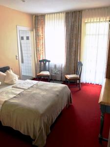博登湖畔克雷斯波洛祖尔卡佩勒酒店的酒店客房,配有一张床和两把椅子