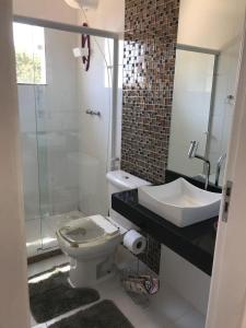 布希奥斯Vivamar Ferradura的浴室配有卫生间、盥洗盆和淋浴。