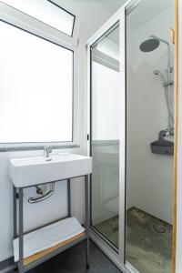 克鲁什港马德拉冲浪营地旅馆的一间带水槽和镜子的浴室
