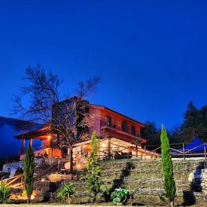 波利齐杰内罗萨Resort San Nicola - Restaurant and Wellness Fitness的夜空坐在山顶的房子