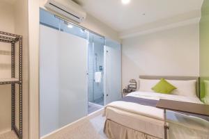台北T.O. Hotel 台北车站的一间卧室设有一张床和一个滑动玻璃门