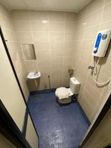 马六甲Sweet Memories Hotel的一间带卫生间和水槽的小浴室