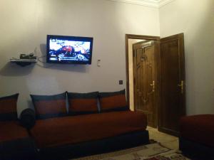 萨伊迪耶Magnifique Appartement Plage Saidia的客厅配有沙发和电视。