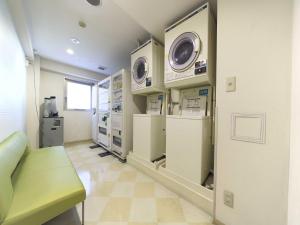 名古屋名铁名古屋锦酒店的一间医院,墙上有两台洗衣机