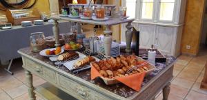 鲁西永Les Sables d'Ocre & SPA的厨房里的自助餐