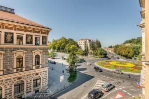 布拉索夫Palazzo Brașov的城市街道与建筑景观