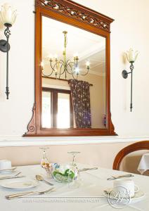 德班玫瑰园旅馆的餐桌和墙上的镜子