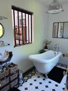 马恩河畔维列Maison du bonheur的浴室配有白色浴缸和水槽