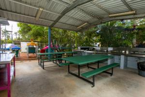 Bundaberg Park Village内部或周边的乒乓球设施