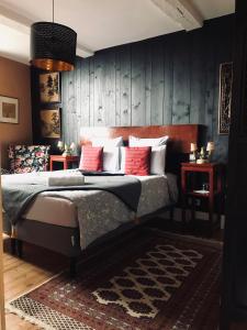特雷吉耶B&B du Cloître的一间卧室配有红色枕头的床