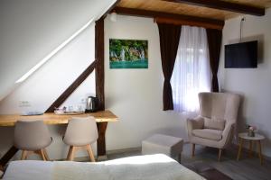 耶泽尔采波洛之屋酒店的卧室配有一张床、一张桌子和椅子