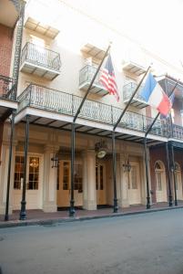 新奥尔良圣玛丽酒店的街道上两面旗帜的建筑