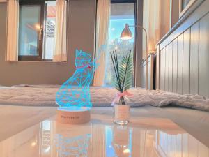 木浦市Picasso Guesthouse的一张桌子上挂着一只猫的雕塑