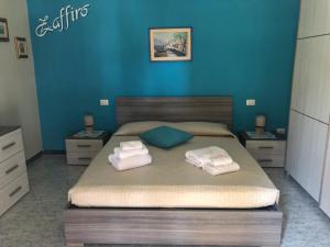 普拉Villa Francesca的一间卧室配有带毛巾的床