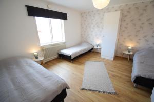 基律纳Big Apartment in central Kiruna 6的一间带两张床的卧室和地毯