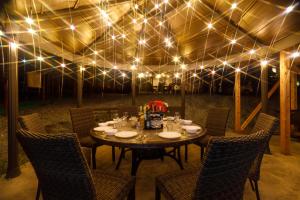 富士吉田市MIYABI Highland Terrace Villa A的用餐室配有桌椅和灯光