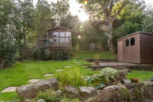 ClydachFinest Retreats - Brecon View Cottage的一个带凉亭和花园的后院