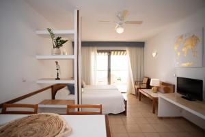 贝尼多姆玛丽亚克里斯蒂娜海滩公寓酒店的酒店客房设有床和客厅。