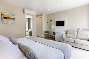 英格兰海滩Sanom Beach Resort Only Adults的白色卧室配有床和沙发