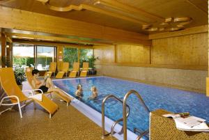滨湖采尔克里斯托尔公寓酒店的酒店设有一个两人游泳池