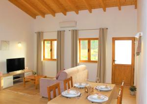 阿尔热祖尔Quinta das Alfambras的客厅配有桌子和沙发