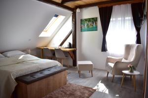 耶泽尔采波洛之屋酒店的卧室配有一张床、一张书桌和窗户。