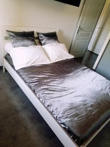 普罗旺斯艾克斯Design Standing Apt in Aix的一张带白色床单和枕头的床