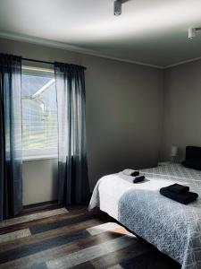 库尔迪加埃斯泰特度假屋的一间卧室设有一张床和一个窗口