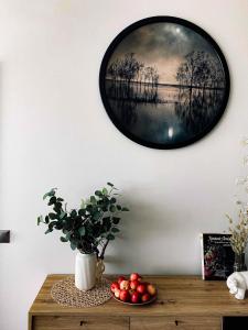 库尔迪加埃斯泰特度假屋的挂在桌子上墙上的钟,上面挂着一碗苹果