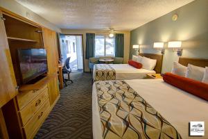 弗洛伦斯古城汽车旅馆的酒店客房设有两张床和一台平面电视。