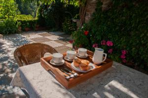 特雷韦莱斯Casa-Huerto La Juana的一张桌子,上面放着糕点和咖啡杯