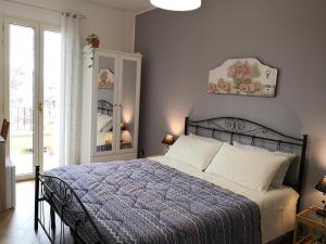 科里利亚诺多特兰托B&B Il Papavero Rosso的一间卧室配有一张带蓝色棉被的床