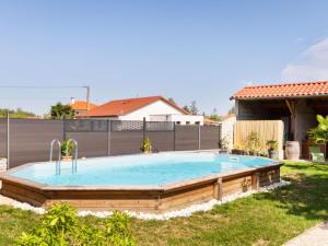 RenaisonCountryside holiday home with pool的一个带围栏的院子内的游泳池