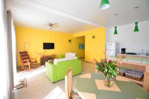 格雷西亚Supercostarica的客厅设有黄色的墙壁和绿色的沙发