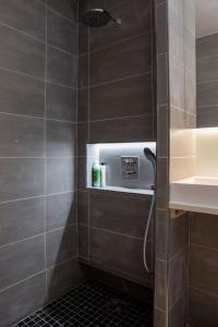 约克The Vanguard York - Private Residence的带淋浴和水槽的浴室