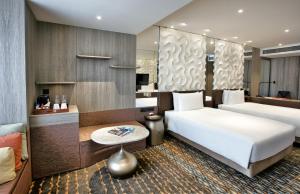 新加坡Crowne Plaza Changi Airport, an IHG Hotel的酒店客房配有一张床铺和一张桌子。