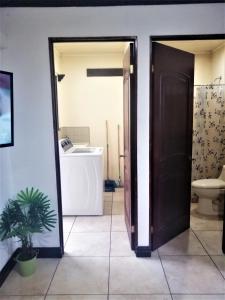 阿拉胡埃拉Kubo Apartment Private 2 Bedrooms 5 mins SJO Airport with AC的一间带卫生间和水槽的浴室