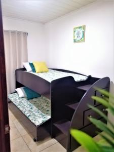 阿拉胡埃拉Kubo Apartment Private 2 Bedrooms 5 mins SJO Airport with AC的一间卧室配有一张带沙发的双层床