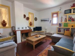 昆卡Casa San Nicolas的客厅配有沙发和桌子