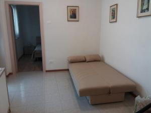 科马诺泰梅Appartamento Cillà的一间小房间,角落里配有沙发