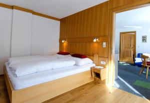 卡普尔Villa Karin的一间卧室配有一张大床和木制床头板